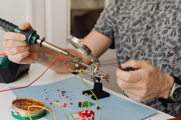 Tips To Choose A Cordless Soldering Iron